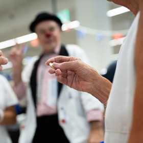 Zlatý žeton přinesl radost: Zákazníci Tesco o víkendu rozdělili 450 000 Kč na podporu dětí a mladých 