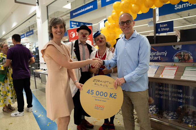 Zlatý žeton přinesl radost: Zákazníci Tesco o víkendu rozdělili 450 000 Kč na podporu dětí a mladých 