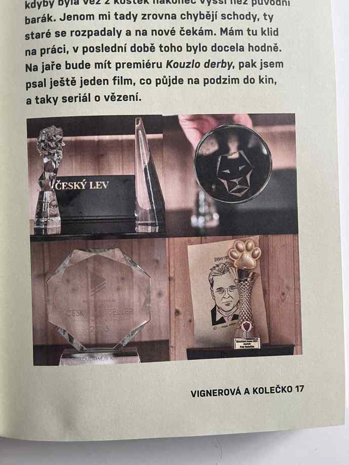 Nechybí zde na výstavce důležité ceny, které za svoji práci dostal. 