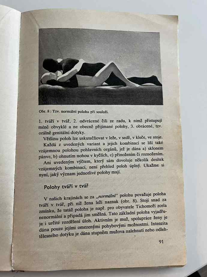 Knihu doprovází velké množství ilustrací, které mají znázorňovat sexuální polohy. 