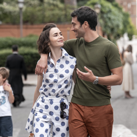 Emily v nové řadě seriálu propojuje pohodlí s ležérní elegancí. Hlavní hrdinka ve velkém obléká puntíky a užívá si zamilovaných chvilek se svým italským objevem Marcellem (Eugenio Franceschini). 