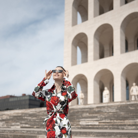 Co by to bylo za díly seriálu Emily v Paříži, kdyby jeho ústřední postava neoblékla výrazné vzory a nepřehlédnutelné doplňky?