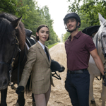 Emily, kterou hraje Lily Collins, je symbolem křehkosti a něžnosti V nové řadě seriálu ale oblékne i modely s pánskými prvky, které postavě dodávají na jistotě a sebevědomí v nové pracovní pozici i vztahu