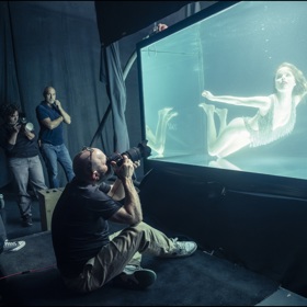 Eva Herzigová v akváriu.