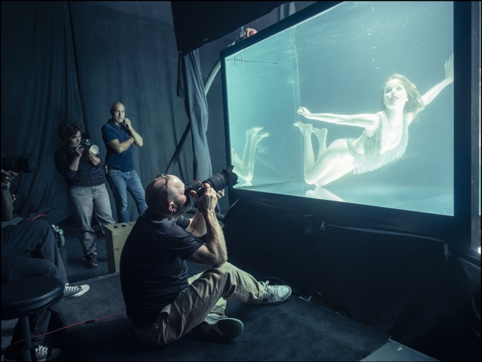 Eva Herzigová v akváriu.