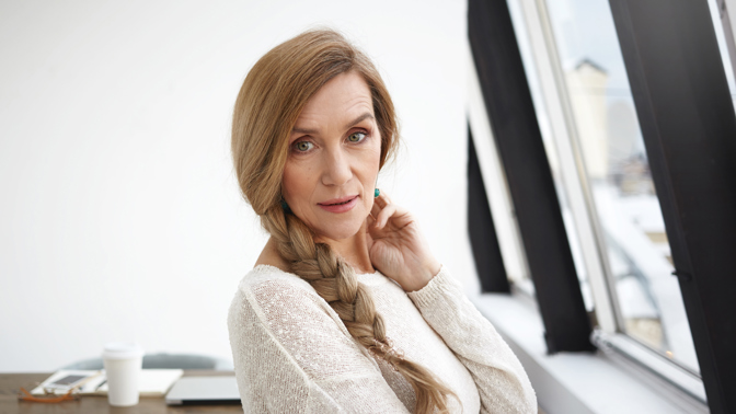 vážná, ustaraná, strhaná