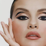 Kromě klasických kočičích linek se zpěvačka Selena Gomez nebojí experimentovat.