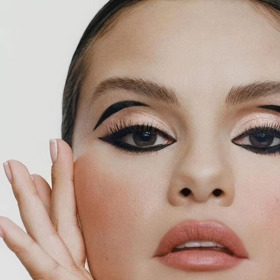 Kromě klasických kočičích linek se zpěvačka Selena Gomez nebojí experimentovat.