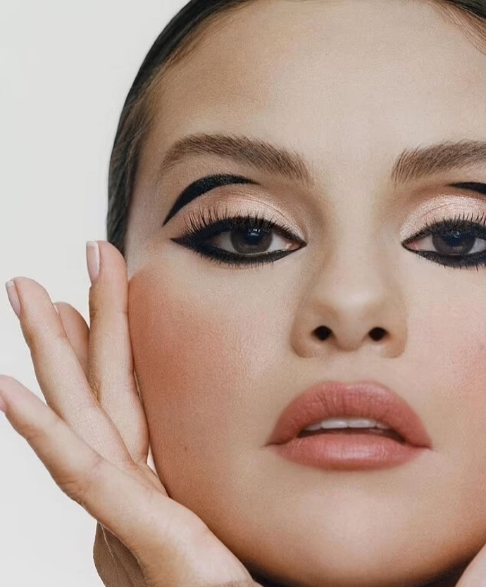 Kromě klasických kočičích linek se zpěvačka Selena Gomez nebojí experimentovat.