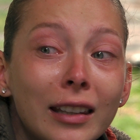 Veve často brečí.