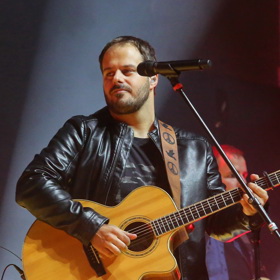 Zároveň zve muzikant všechny své fanoušky do pražských Riegrových sadů, kde 19. srpna oslaví své 46. narozeniny.