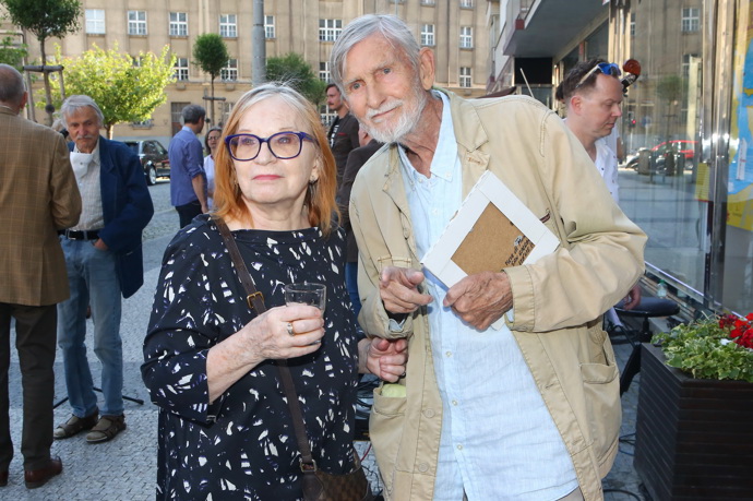 Manželem Jany Synkové byl téměř 50 let zakladatel Studia Ypsilon, herec Jan Schmidt. Seznámili se v autobuse z Prahy do Liberce.