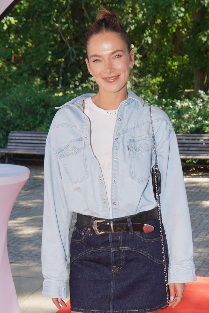 Modelka zkombinovala denim na denim s kovbojskými doplňky.