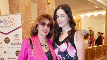 FOTO: Saskia Burešová dorazila po boku své vnučky Aleny.