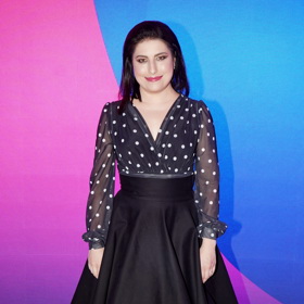 Belladonna Viktorie Mertová se objevila v černé áčkové sukni s vysokým pasem a puntíkované halence, takto jsme zvyklí vídat ji v pořadu Na lovu.