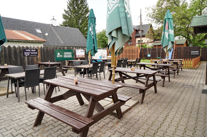 Restaurace má i zahrádku.