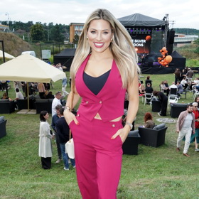 Teď Eva Perkausová přesedlala na pohodlné tenisky.