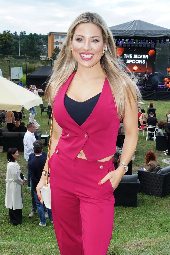 Na televizních obrazovkách nás dlouhé roky vítá široký úsměv Evy Perkausové.