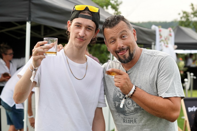 Alex se nebojí dát si s tátou na veřejnosti skleničku.