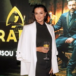 Iva Kubelková dokonale vyvážila černé mini šaty bílým oversize sakem.