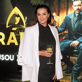 Iva Kubelková dokonale vyvážila černé mini šaty bílým oversize sakem.