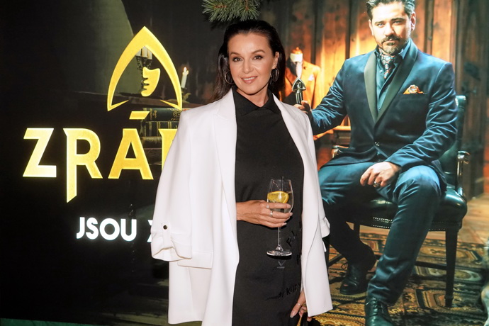 Iva Kubelková dokonale vyvážila černé mini šaty bílým oversize sakem.