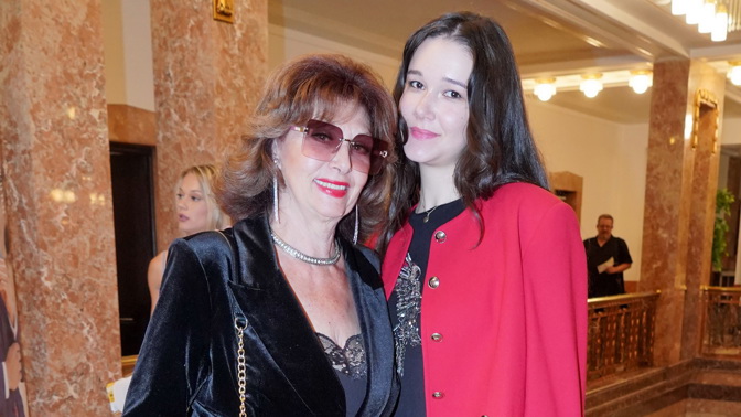 Saskia Burešová letos do Náchoda na finále Muže roku přijela v doprovodu půvabné vnučky. 