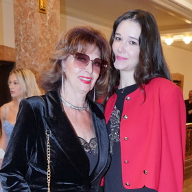 Jak nám Saskia v rozhovoru prozradila, vnučce přenechává některé své slavné sluneční brýle.