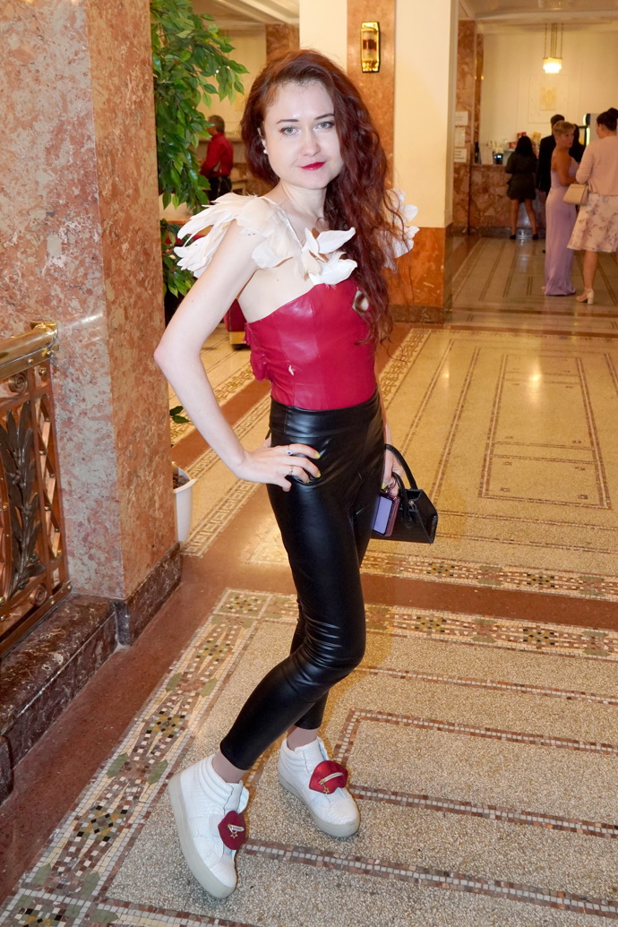 Eva Toulová opět v netradičním outfitu.