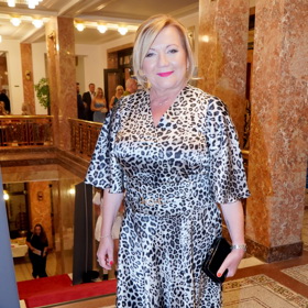 Alena Schillerová v modelu ala sněžný leopard.