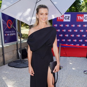 Ivana Jirešová oblékla velkou večerní - černé šaty s asymetrickým ramínkem a vysokým rozparkem. 