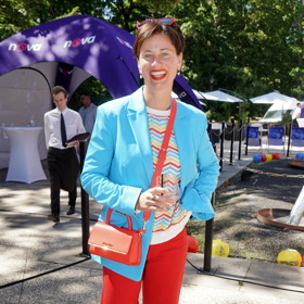 Dáša Zázvůrková oblékla barevnou kombinaci tyrkysového saka, červených kalhot a červené kabelky. 