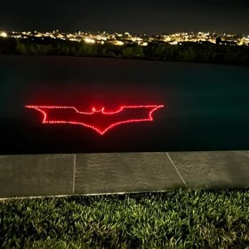 Batsignál u Perryho v bazénu.