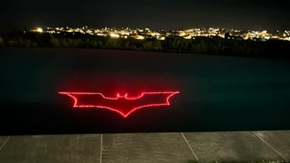 FOTO: Bat signál u Perryho v bazénu.