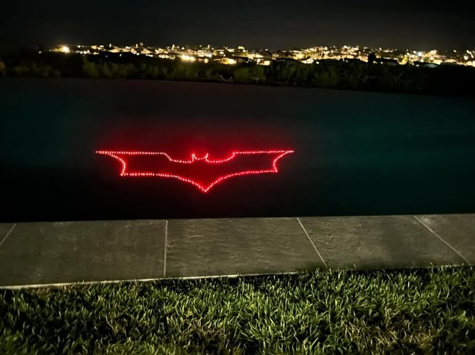 Batsignál u Perryho v bazénu.