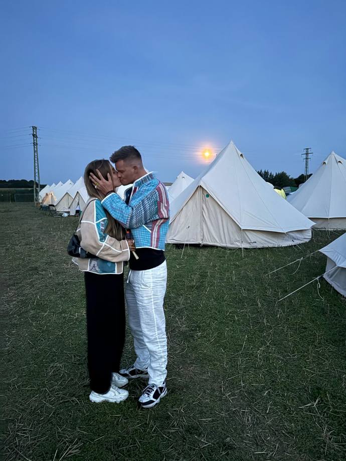 Tereza Kopecká a Kamil Bartošek se pusinkují.