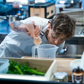 Ave byla kontroverzní.