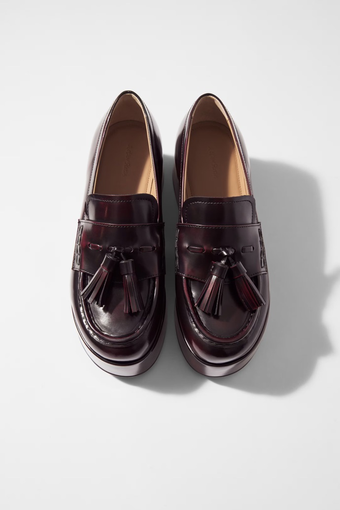 Případně sáhněte po mokasínách. Kožené mokasíny, H&M, 4 190 Kč