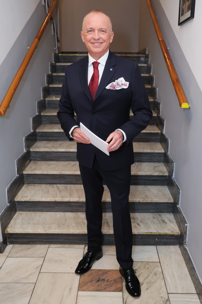 Karel Voříšek moderoval v jednom ze svých obleků, který tentokrát doplnil o červenou kravatu, aby ladil se svou partnerkou Lenkou Špillarovou. 