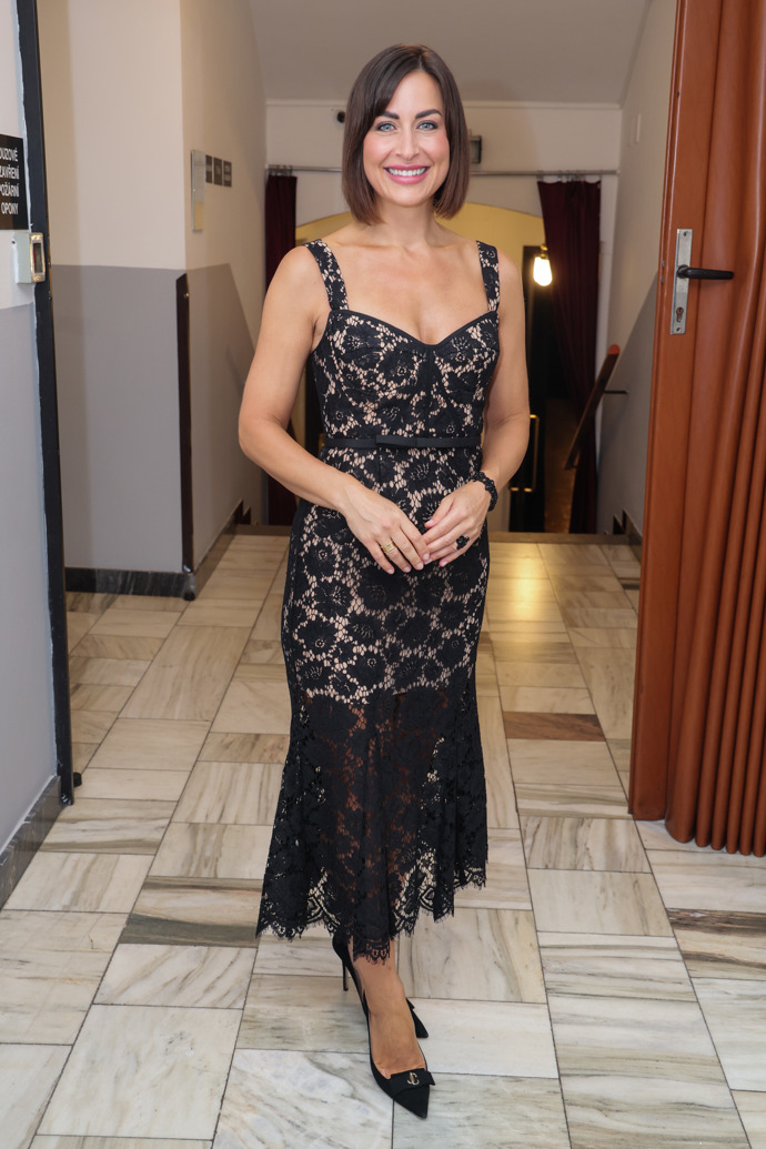 Alex Mynářová oblékla elegantní šaty s úzkými ramínky a motivem černé krajky. 
