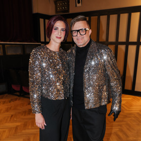 Viktorie oblékla stejně jako táta záplavu stříbrných flitrů.