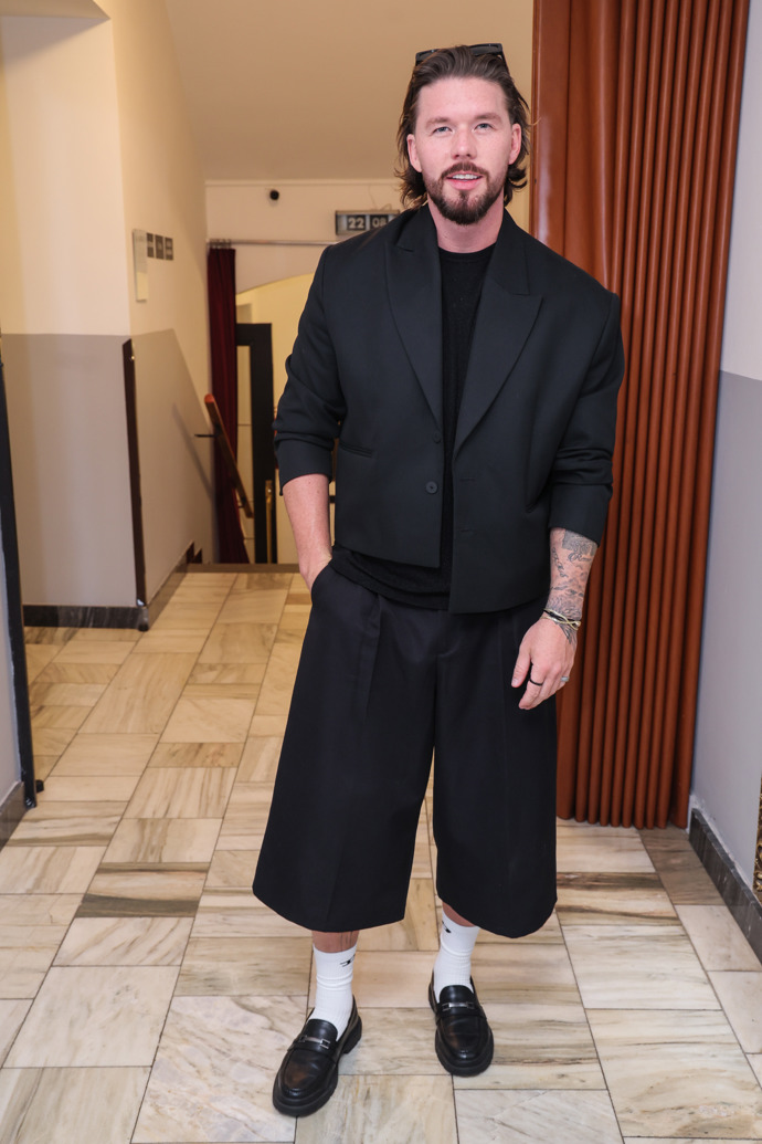 Matyáš Hložek si vybral trendy culottes kalhoty a doplnil je sakem, černým tričkem a výraznými bílými ponožkami. 