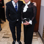 Jitka Sedláčková v doprovodu svého partnera Pavla Töpfera. Jitka oblékla černý komplet společenských kalhot a halenky s bílou vázankou. 