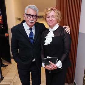 Jitka Sedláčková v doprovodu svého partnera Pavla Töpfera. Jitka oblékla černý komplet společenských kalhot a halenky s bílou vázankou. 