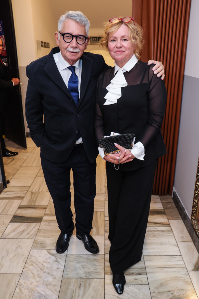 Jitka Sedláčková v doprovodu svého partnera Pavla Töpfera. Jitka oblékla černý komplet společenských kalhot a halenky s bílou vázankou. 