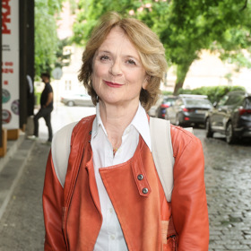 Bundy a bombery z kůže i její imitace letos přejí barvám. Těch se nebojí ani herečka Taťjana Medvecká