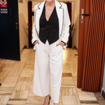 Šansoniérka Renata Drössler působila v černobílém outfitu s kalhotami střihu culottes velmi mladistvě.