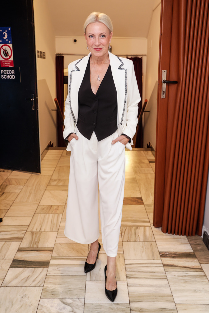 Šansoniérka Renata Drössler působila v černobílém outfitu s kalhotami střihu culottes velmi mladistvě.