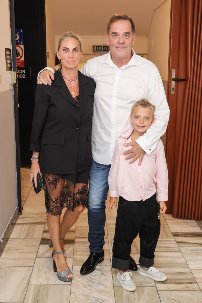 Miroslav Etzler s manželkou Helenou a synem Samuelem navštívili finále ankety Anděl mezi zdravotníky.