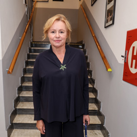 Jitka nakonec vytouženou brož dostala od svého partnera k narozeninám. 